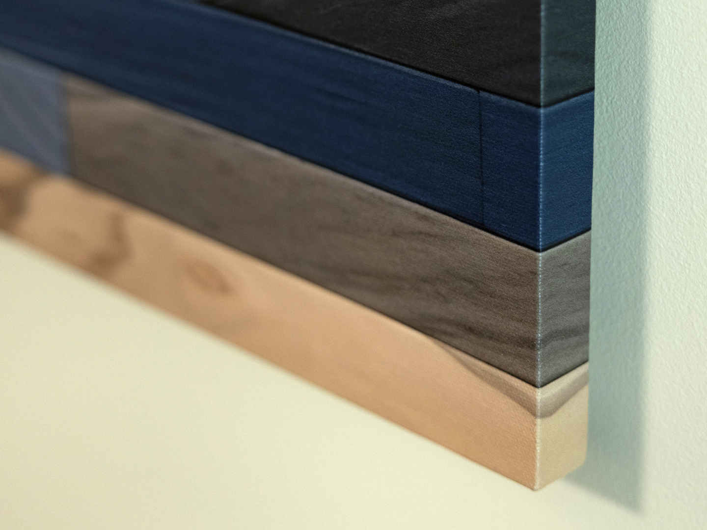 Close up photo showing the canvas mirrored edge